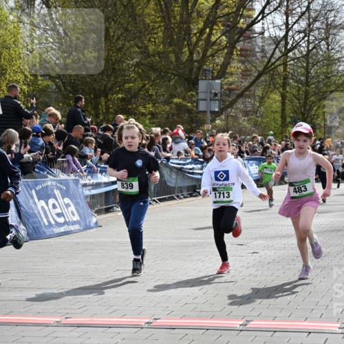 12.04.2026 - 45. Internationalen Wilhelmsburger Insellauf J. Mangold http://msf.ph/oto/9522667 12.04.2026 14:34:28 Ziel 32, 33, 104, 314, 1718, 160, 483, 839, 1713, 1723, 1730 meine-sportfotos.de