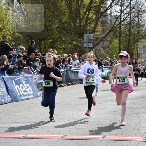 12.04.2026 - 45. Internationalen Wilhelmsburger Insellauf J. Mangold http://msf.ph/oto/9522669 12.04.2026 14:34:28 Ziel 32, 33, 104, 314, 1718, 160, 483, 839, 1713, 1723, 1730 meine-sportfotos.de