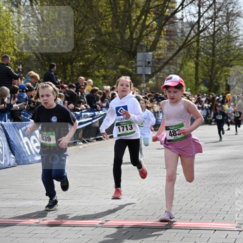 12.04.2026 - 45. Internationalen Wilhelmsburger Insellauf J. Mangold http://msf.ph/oto/9522673 12.04.2026 14:34:28 Ziel 32, 33, 104, 314, 1718, 160, 483, 839, 1713, 1723, 1730 meine-sportfotos.de