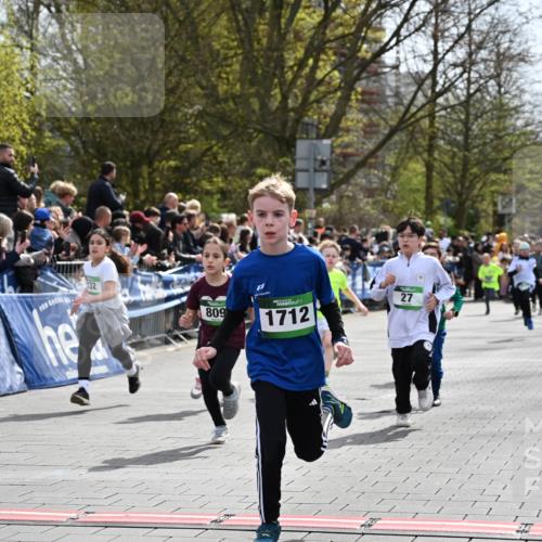 12.04.2026 - 45. Internationalen Wilhelmsburger Insellauf J. Mangold http://msf.ph/oto/9522719 12.04.2026 14:34:35 Ziel 1730, 115, 1026, 1712, 809, 27, 332, 305, 853, 28, 146, 841, 1076, 1711 meine-sportfotos.de