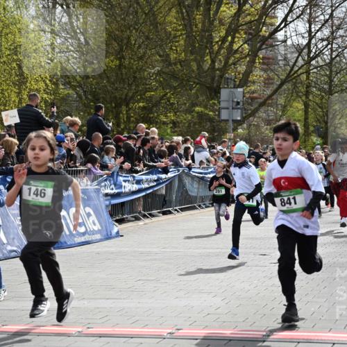 12.04.2026 - 45. Internationalen Wilhelmsburger Insellauf J. Mangold http://msf.ph/oto/9522740 12.04.2026 14:34:37 Ziel 115, 1026, 1712, 809, 27, 332, 305, 853, 28, 146, 841, 1076, 1711, 443, 291, 144, 995, 590 meine-sportfotos.de