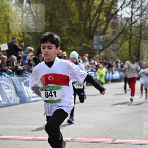 12.04.2026 - 45. Internationalen Wilhelmsburger Insellauf J. Mangold http://msf.ph/oto/9522743 12.04.2026 14:34:38 Ziel 1712, 809, 27, 332, 305, 853, 28, 146, 841, 1076, 1711, 443, 291, 144, 995, 590, 436 meine-sportfotos.de