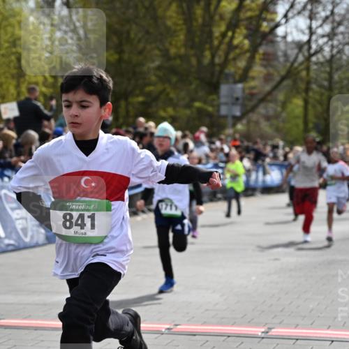 12.04.2026 - 45. Internationalen Wilhelmsburger Insellauf J. Mangold http://msf.ph/oto/9522744 12.04.2026 14:34:38 Ziel 1712, 809, 27, 332, 305, 853, 28, 146, 841, 1076, 1711, 443, 291, 144, 995, 590, 436 meine-sportfotos.de