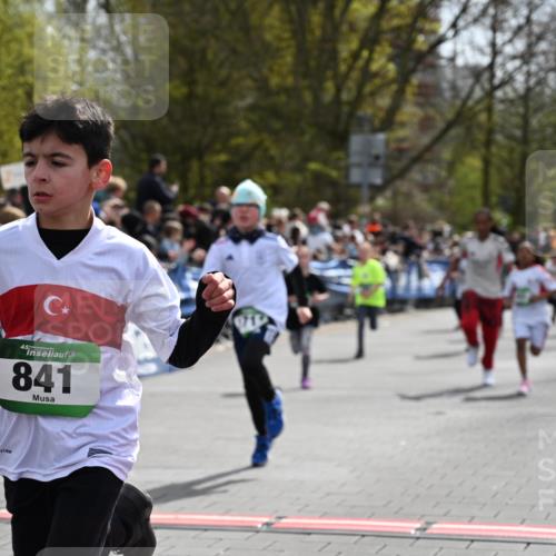 12.04.2026 - 45. Internationalen Wilhelmsburger Insellauf J. Mangold http://msf.ph/oto/9522745 12.04.2026 14:34:38 Ziel 1712, 809, 27, 332, 305, 853, 28, 146, 841, 1076, 1711, 443, 291, 144, 995, 590, 436 meine-sportfotos.de