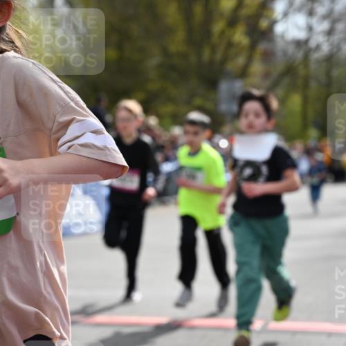 12.04.2026 - 45. Internationalen Wilhelmsburger Insellauf J. Mangold http://msf.ph/oto/9522822 12.04.2026 14:34:47 Ziel 110, 524, 660, 843, 815, 423, 16, 837, 311, 589, 808, 1720, 538, 40, 303 meine-sportfotos.de