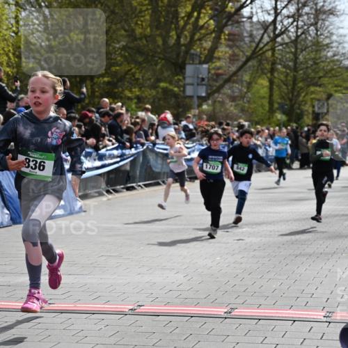 12.04.2026 - 45. Internationalen Wilhelmsburger Insellauf J. Mangold http://msf.ph/oto/9522946 12.04.2026 14:35:13 Ziel 163, 166, 836, 869, 415, 1707, 846, 842 meine-sportfotos.de