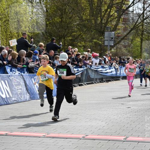 12.04.2026 - 45. Internationalen Wilhelmsburger Insellauf J. Mangold http://msf.ph/oto/9523016 12.04.2026 14:35:24 Ziel 1009, 419, 80, 366, 574, 1017, 1717 meine-sportfotos.de