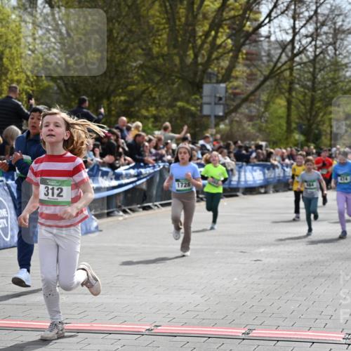 12.04.2026 - 45. Internationalen Wilhelmsburger Insellauf J. Mangold http://msf.ph/oto/9523049 12.04.2026 14:35:29 Ziel 1017, 1717, 312, 340, 848, 1728, 474, 484, 137, 582 meine-sportfotos.de