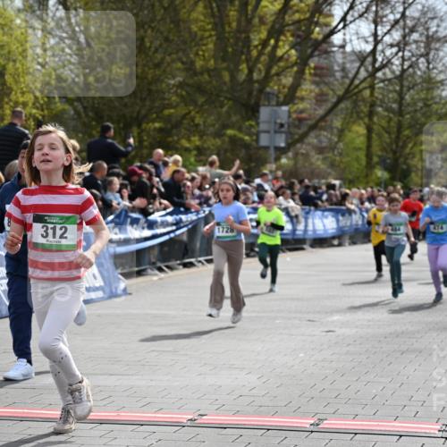 12.04.2026 - 45. Internationalen Wilhelmsburger Insellauf J. Mangold http://msf.ph/oto/9523050 12.04.2026 14:35:29 Ziel 1017, 1717, 312, 340, 848, 1728, 474, 484, 137, 582 meine-sportfotos.de