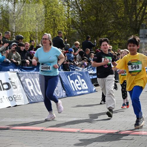 12.04.2026 - 45. Internationalen Wilhelmsburger Insellauf J. Mangold http://msf.ph/oto/9523128 12.04.2026 14:35:46 Ziel 674, 1724, 118, 322, 525, 77, 549, 1729, 606, 13, 850, 481 meine-sportfotos.de