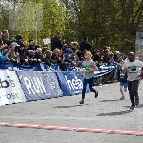 12.04.2026 - 45. Internationalen Wilhelmsburger Insellauf J. Mangold http://msf.ph/oto/9523143 12.04.2026 14:35:49 Ziel 77, 549, 1729, 606, 13, 850, 481, 81 meine-sportfotos.de