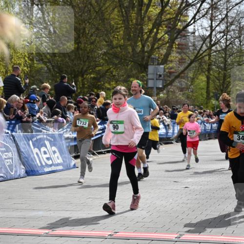 12.04.2026 - 45. Internationalen Wilhelmsburger Insellauf J. Mangold http://msf.ph/oto/9523202 12.04.2026 14:35:59 Ziel 583, 628, 557, 585, 79, 76, 344, 90, 1732, 847, 641 meine-sportfotos.de