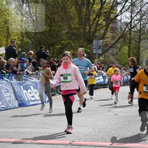 12.04.2026 - 45. Internationalen Wilhelmsburger Insellauf J. Mangold http://msf.ph/oto/9523205 12.04.2026 14:35:59 Ziel 583, 628, 557, 585, 79, 76, 344, 90, 1732, 847, 641 meine-sportfotos.de