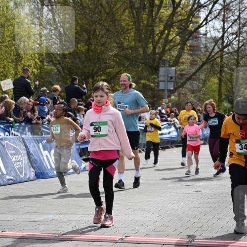 12.04.2026 - 45. Internationalen Wilhelmsburger Insellauf J. Mangold http://msf.ph/oto/9523208 12.04.2026 14:35:59 Ziel 583, 628, 557, 585, 79, 76, 344, 90, 1732, 847, 641 meine-sportfotos.de