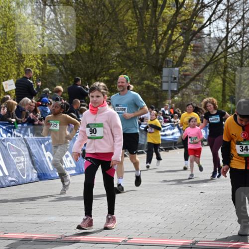 12.04.2026 - 45. Internationalen Wilhelmsburger Insellauf J. Mangold http://msf.ph/oto/9523209 12.04.2026 14:35:59 Ziel 583, 628, 557, 585, 79, 76, 344, 90, 1732, 847, 641 meine-sportfotos.de