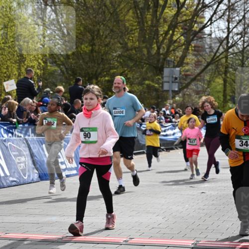 12.04.2026 - 45. Internationalen Wilhelmsburger Insellauf J. Mangold http://msf.ph/oto/9523210 12.04.2026 14:35:59 Ziel 583, 628, 557, 585, 79, 76, 344, 90, 1732, 847, 641 meine-sportfotos.de