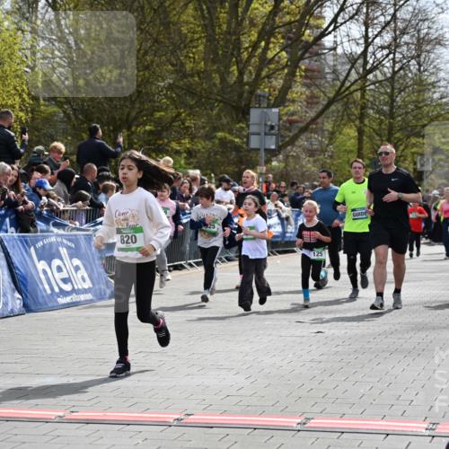 12.04.2026 - 45. Internationalen Wilhelmsburger Insellauf J. Mangold http://msf.ph/oto/9523272 12.04.2026 14:36:12 Ziel 1710, 863, 820, 328, 1025, 360, 325, 125, 827 meine-sportfotos.de