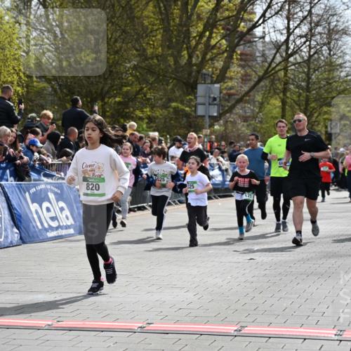 12.04.2026 - 45. Internationalen Wilhelmsburger Insellauf J. Mangold http://msf.ph/oto/9523273 12.04.2026 14:36:12 Ziel 1710, 863, 820, 328, 1025, 360, 325, 125, 827 meine-sportfotos.de