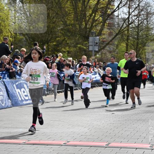 12.04.2026 - 45. Internationalen Wilhelmsburger Insellauf J. Mangold http://msf.ph/oto/9523275 12.04.2026 14:36:12 Ziel 1710, 863, 820, 328, 1025, 360, 325, 125, 827 meine-sportfotos.de