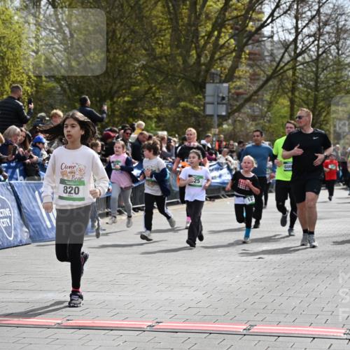 12.04.2026 - 45. Internationalen Wilhelmsburger Insellauf J. Mangold http://msf.ph/oto/9523276 12.04.2026 14:36:12 Ziel 1710, 863, 820, 328, 1025, 360, 325, 125, 827 meine-sportfotos.de