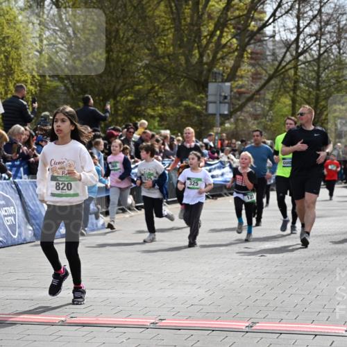 12.04.2026 - 45. Internationalen Wilhelmsburger Insellauf J. Mangold http://msf.ph/oto/9523277 12.04.2026 14:36:12 Ziel 1710, 863, 820, 328, 1025, 360, 325, 125, 827 meine-sportfotos.de