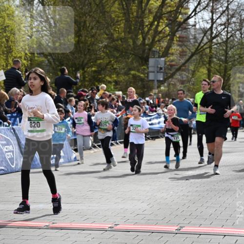 12.04.2026 - 45. Internationalen Wilhelmsburger Insellauf J. Mangold http://msf.ph/oto/9523278 12.04.2026 14:36:12 Ziel 1710, 863, 820, 328, 1025, 360, 325, 125, 827 meine-sportfotos.de