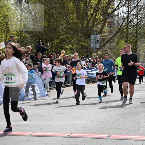 12.04.2026 - 45. Internationalen Wilhelmsburger Insellauf J. Mangold http://msf.ph/oto/9523280 12.04.2026 14:36:12 Ziel 1710, 863, 820, 328, 1025, 360, 325, 125, 827 meine-sportfotos.de