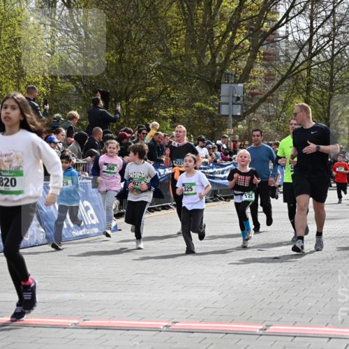 12.04.2026 - 45. Internationalen Wilhelmsburger Insellauf J. Mangold http://msf.ph/oto/9523281 12.04.2026 14:36:12 Ziel 1710, 863, 820, 328, 1025, 360, 325, 125, 827 meine-sportfotos.de