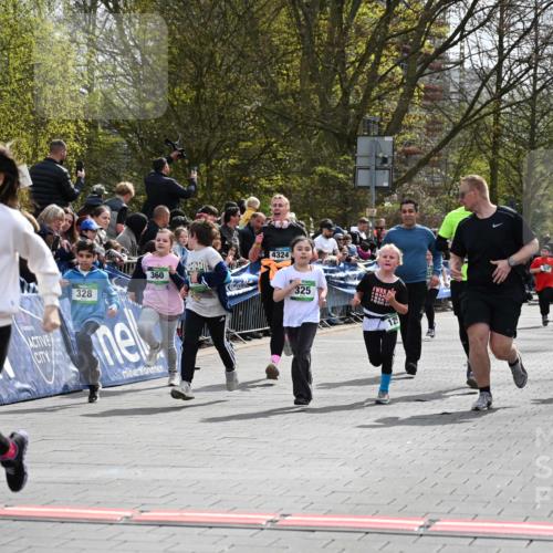 12.04.2026 - 45. Internationalen Wilhelmsburger Insellauf J. Mangold http://msf.ph/oto/9523283 12.04.2026 14:36:13 Ziel 820, 328, 1025, 360, 325, 125, 827 meine-sportfotos.de