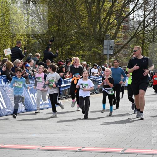 12.04.2026 - 45. Internationalen Wilhelmsburger Insellauf J. Mangold http://msf.ph/oto/9523285 12.04.2026 14:36:13 Ziel 820, 328, 1025, 360, 325, 125, 827 meine-sportfotos.de
