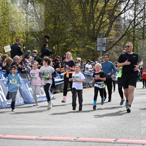 12.04.2026 - 45. Internationalen Wilhelmsburger Insellauf J. Mangold http://msf.ph/oto/9523286 12.04.2026 14:36:13 Ziel 820, 328, 1025, 360, 325, 125, 827 meine-sportfotos.de