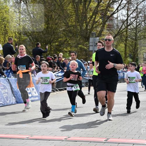 12.04.2026 - 45. Internationalen Wilhelmsburger Insellauf J. Mangold http://msf.ph/oto/9523288 12.04.2026 14:36:14 Ziel 820, 328, 1025, 360, 325, 125, 827, 1024 meine-sportfotos.de