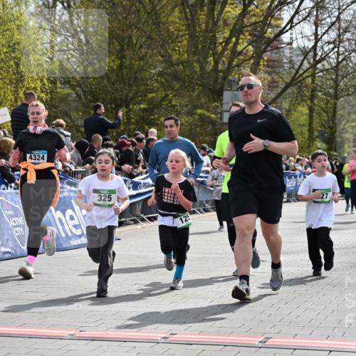 12.04.2026 - 45. Internationalen Wilhelmsburger Insellauf J. Mangold http://msf.ph/oto/9523290 12.04.2026 14:36:14 Ziel 820, 328, 1025, 360, 325, 125, 827, 1024 meine-sportfotos.de