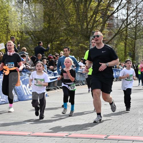 12.04.2026 - 45. Internationalen Wilhelmsburger Insellauf J. Mangold http://msf.ph/oto/9523291 12.04.2026 14:36:14 Ziel 820, 328, 1025, 360, 325, 125, 827, 1024 meine-sportfotos.de