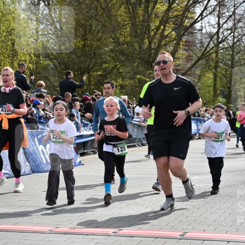 12.04.2026 - 45. Internationalen Wilhelmsburger Insellauf J. Mangold http://msf.ph/oto/9523292 12.04.2026 14:36:14 Ziel 820, 328, 1025, 360, 325, 125, 827, 1024 meine-sportfotos.de