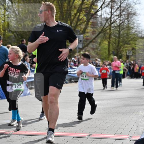 12.04.2026 - 45. Internationalen Wilhelmsburger Insellauf J. Mangold http://msf.ph/oto/9523295 12.04.2026 14:36:15 Ziel 820, 328, 1025, 360, 325, 125, 827, 1024 meine-sportfotos.de