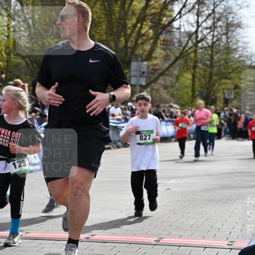 12.04.2026 - 45. Internationalen Wilhelmsburger Insellauf J. Mangold http://msf.ph/oto/9523297 12.04.2026 14:36:15 Ziel 820, 328, 1025, 360, 325, 125, 827, 1024 meine-sportfotos.de
