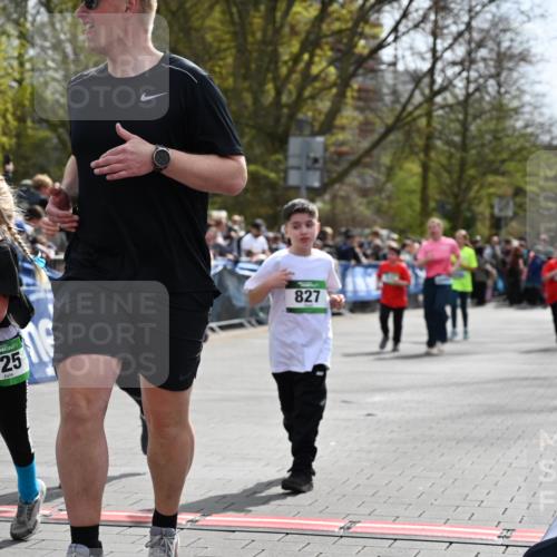12.04.2026 - 45. Internationalen Wilhelmsburger Insellauf J. Mangold http://msf.ph/oto/9523299 12.04.2026 14:36:15 Ziel 820, 328, 1025, 360, 325, 125, 827, 1024 meine-sportfotos.de