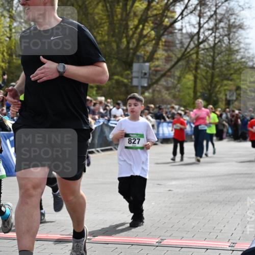 12.04.2026 - 45. Internationalen Wilhelmsburger Insellauf J. Mangold http://msf.ph/oto/9523300 12.04.2026 14:36:15 Ziel 820, 328, 1025, 360, 325, 125, 827, 1024 meine-sportfotos.de