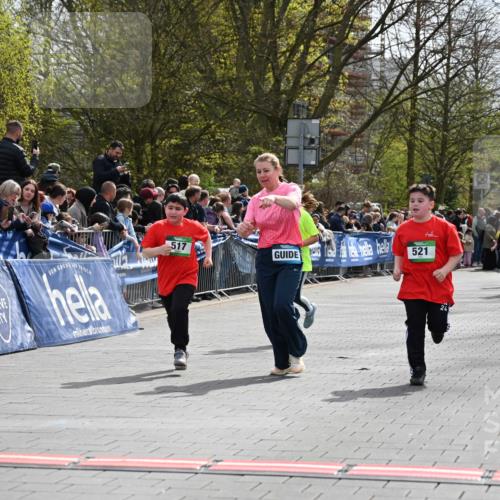 12.04.2026 - 45. Internationalen Wilhelmsburger Insellauf J. Mangold http://msf.ph/oto/9523304 12.04.2026 14:36:19 Ziel 125, 827, 1024, 517, 521 meine-sportfotos.de