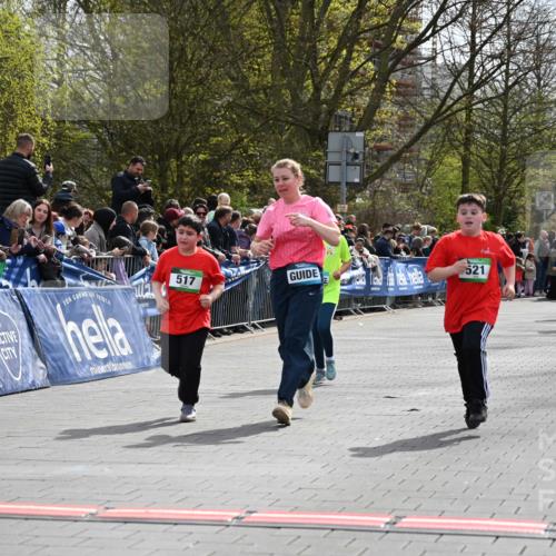 12.04.2026 - 45. Internationalen Wilhelmsburger Insellauf J. Mangold http://msf.ph/oto/9523306 12.04.2026 14:36:19 Ziel 125, 827, 1024, 517, 521 meine-sportfotos.de