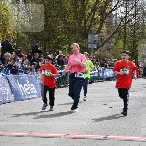 12.04.2026 - 45. Internationalen Wilhelmsburger Insellauf J. Mangold http://msf.ph/oto/9523307 12.04.2026 14:36:19 Ziel 125, 827, 1024, 517, 521 meine-sportfotos.de