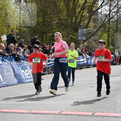 12.04.2026 - 45. Internationalen Wilhelmsburger Insellauf J. Mangold http://msf.ph/oto/9523310 12.04.2026 14:36:19 Ziel 125, 827, 1024, 517, 521 meine-sportfotos.de