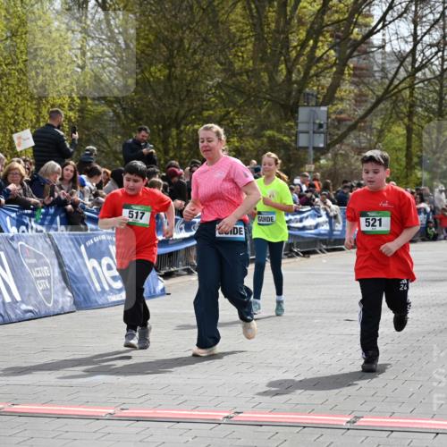 12.04.2026 - 45. Internationalen Wilhelmsburger Insellauf J. Mangold http://msf.ph/oto/9523311 12.04.2026 14:36:19 Ziel 125, 827, 1024, 517, 521 meine-sportfotos.de
