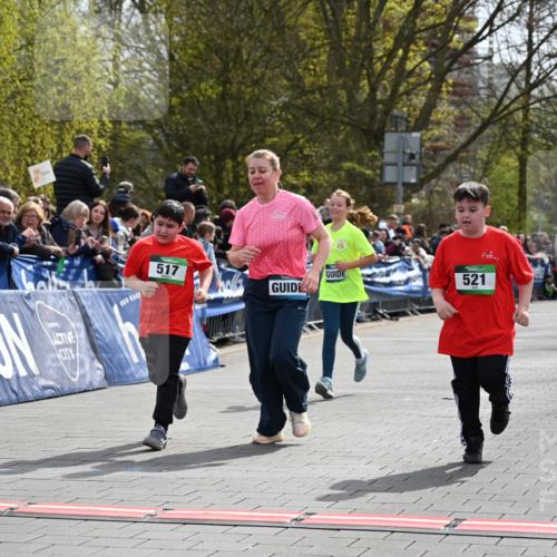 12.04.2026 - 45. Internationalen Wilhelmsburger Insellauf J. Mangold http://msf.ph/oto/9523312 12.04.2026 14:36:19 Ziel 125, 827, 1024, 517, 521 meine-sportfotos.de