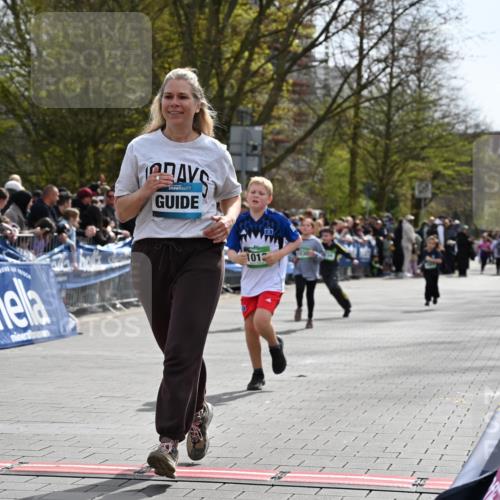 12.04.2026 - 45. Internationalen Wilhelmsburger Insellauf J. Mangold http://msf.ph/oto/9523338 12.04.2026 14:36:31 Ziel 1013, 1030, 1033 meine-sportfotos.de