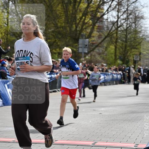 12.04.2026 - 45. Internationalen Wilhelmsburger Insellauf J. Mangold http://msf.ph/oto/9523344 12.04.2026 14:36:32 Ziel 1013, 1030, 1033, 834, 1003 meine-sportfotos.de