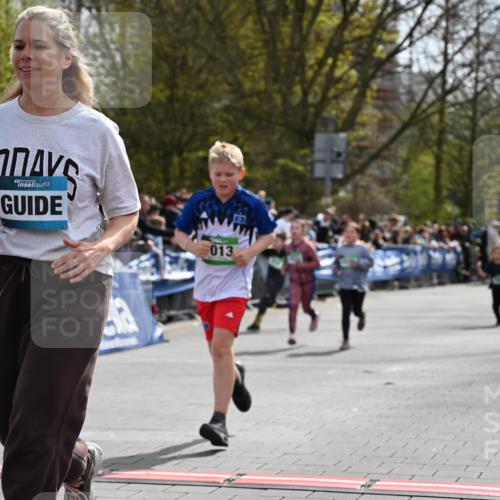 12.04.2026 - 45. Internationalen Wilhelmsburger Insellauf J. Mangold http://msf.ph/oto/9523346 12.04.2026 14:36:32 Ziel 1013, 1030, 1033, 834, 1003 meine-sportfotos.de