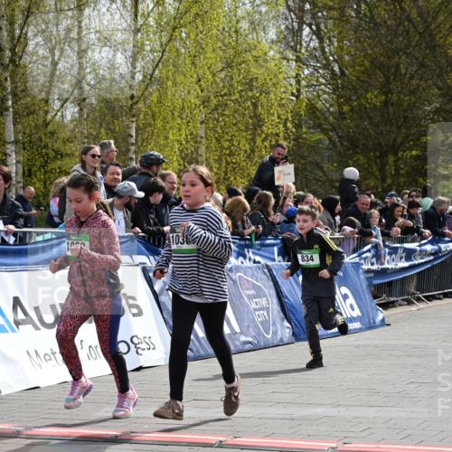 12.04.2026 - 45. Internationalen Wilhelmsburger Insellauf J. Mangold http://msf.ph/oto/9523365 12.04.2026 14:36:35 Ziel 1013, 1030, 1033, 834, 1003 meine-sportfotos.de
