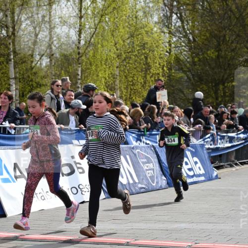 12.04.2026 - 45. Internationalen Wilhelmsburger Insellauf J. Mangold http://msf.ph/oto/9523366 12.04.2026 14:36:36 Ziel 1013, 1030, 1033, 834, 1003 meine-sportfotos.de